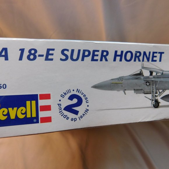 Revell F/A 18-E Super Hornet Model Airplane Kit 1:48 Scale NEW SEALED BOX 2011 - Picture 3 of 4